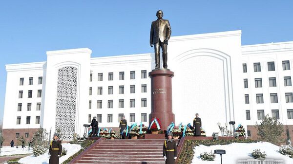 Памятник Ислама Каримова в городе Карши - Sputnik Узбекистан