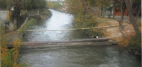 Проходящая через канал труба в Ташкенте - Sputnik Ўзбекистон