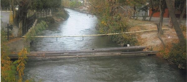 Проходящая через канал труба в Ташкенте Проходящая через канал труба в Ташкенте - Sputnik Ўзбекистон