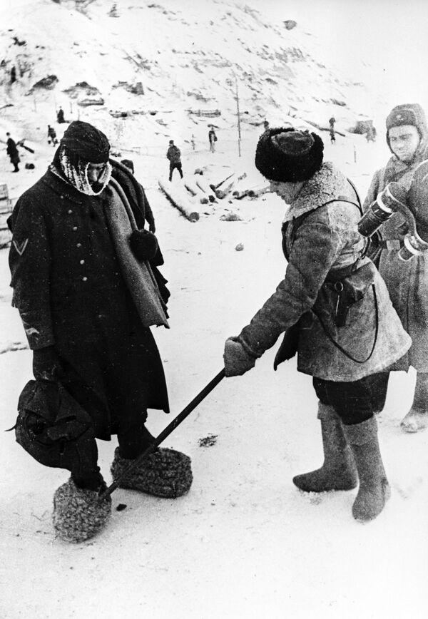 Пленный немецкий солдат в самодельных эрзац-валенках, 1943 год - Sputnik Узбекистан