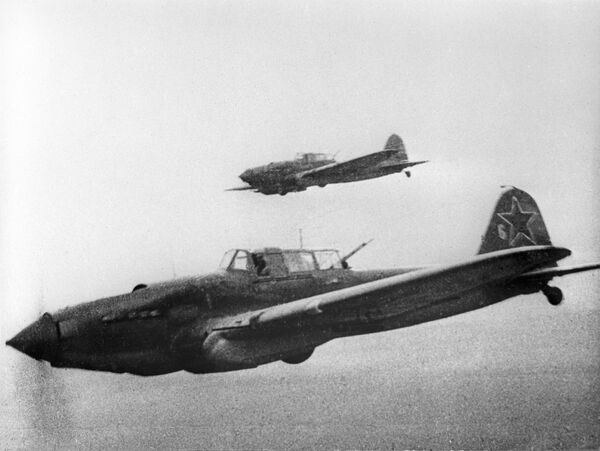 Советские штурмовики Ил-2 летят на боевое задание под Сталинградом, 1943 год - Sputnik Узбекистан