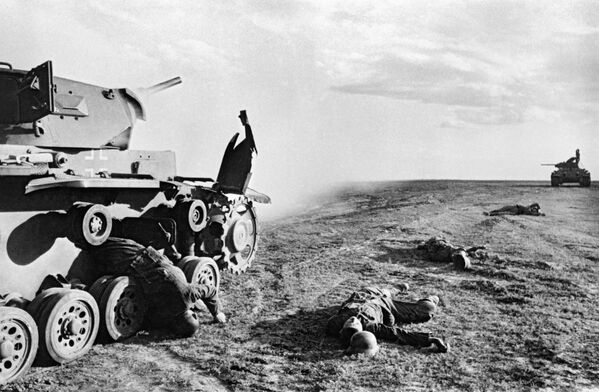 Подбитый немецкий средний танк Pz.Kpfw. III, погибшие немецкие танкист и пехотинцы после танкового боя под Сталинградом, 1942 год - Sputnik Узбекистан