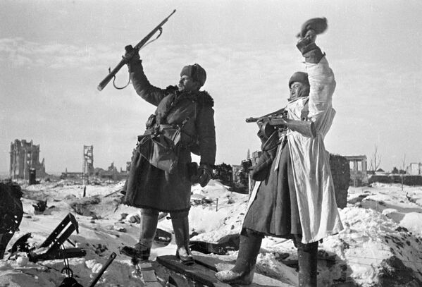 Советские бойцы празднуют освобождение Сталинграда от немецко-фашистских захватчиков. - Sputnik Узбекистан