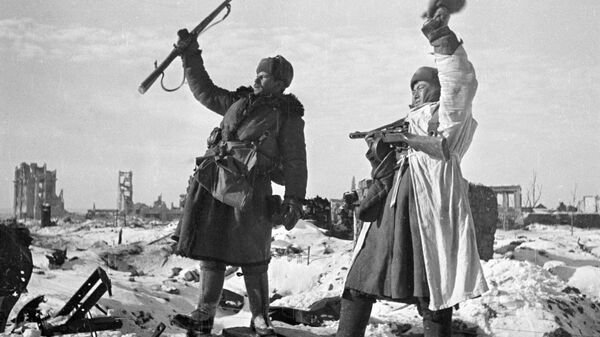 Бойцы празднуют освобождение Сталинграда от немецко-фашистских захватчиков - Sputnik Узбекистан