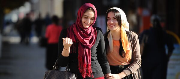 Грозний шаҳрида В.В.Путин шоҳ кўчасида аёллар сайир қилишмоқда - Sputnik Ўзбекистон