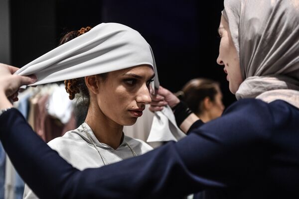 Модель перед показом одежды из новой коллекции модного дома FIRDAWS в рамках Mercedes-Benz Fashion Week Russia - Sputnik Узбекистан