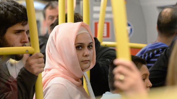Девушка в хиджабе в метро Вены, Австрия - Sputnik Ўзбекистон