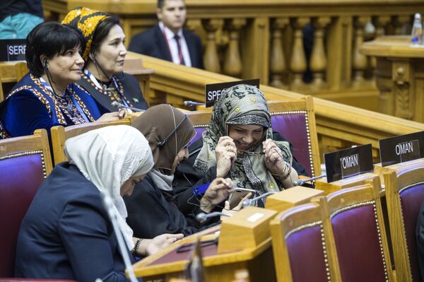 Участники форума женщин-парламентариев в рамках 137-й Ассамблеи Межпарламентского союза в Санкт-Петербурге - Sputnik Узбекистан