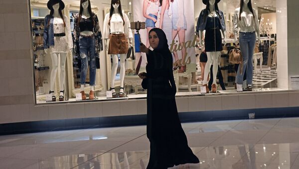 Posetitelnitsa fotografiruyetsya v dubayskom torgovo-razvlekatelnom tsentre The Dubai Mall - Sputnik Oʻzbekiston