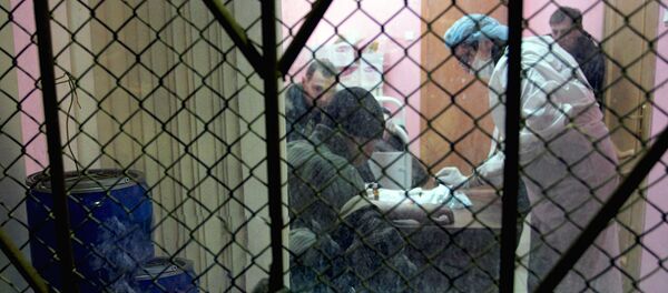 Осмотр бездомного врачом - Sputnik Узбекистан