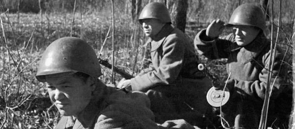 Солдаты разных национальностей сражались плечом к плечу: узбек Р. Ахмедов, русский И. Бородин и башкир Н. Шарипов, отличившиеся в боях под Сталинградом. - Sputnik Узбекистан