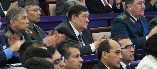 Rustam Inoyatov (v sentre) - Sputnik O‘zbekiston