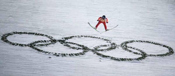Дмитрий Васильев (Россия) в финале командных соревнований по прыжкам с большого трамплина - Sputnik Узбекистан