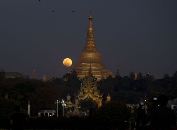 Полная луна над Пагодой Шведагона в Янгоне, Мьянма - Sputnik Узбекистан