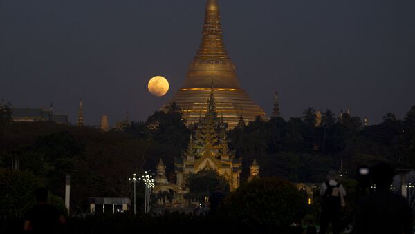 Полная луна над Пагодой Шведагона в Янгоне, Мьянма  - Sputnik Узбекистан
