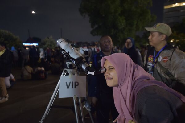 Женщина наблюдает суперлуние в Индонезии - Sputnik Узбекистан