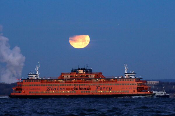 Полная луна позади парома Статен-Айленд Ферри, США - Sputnik Узбекистан