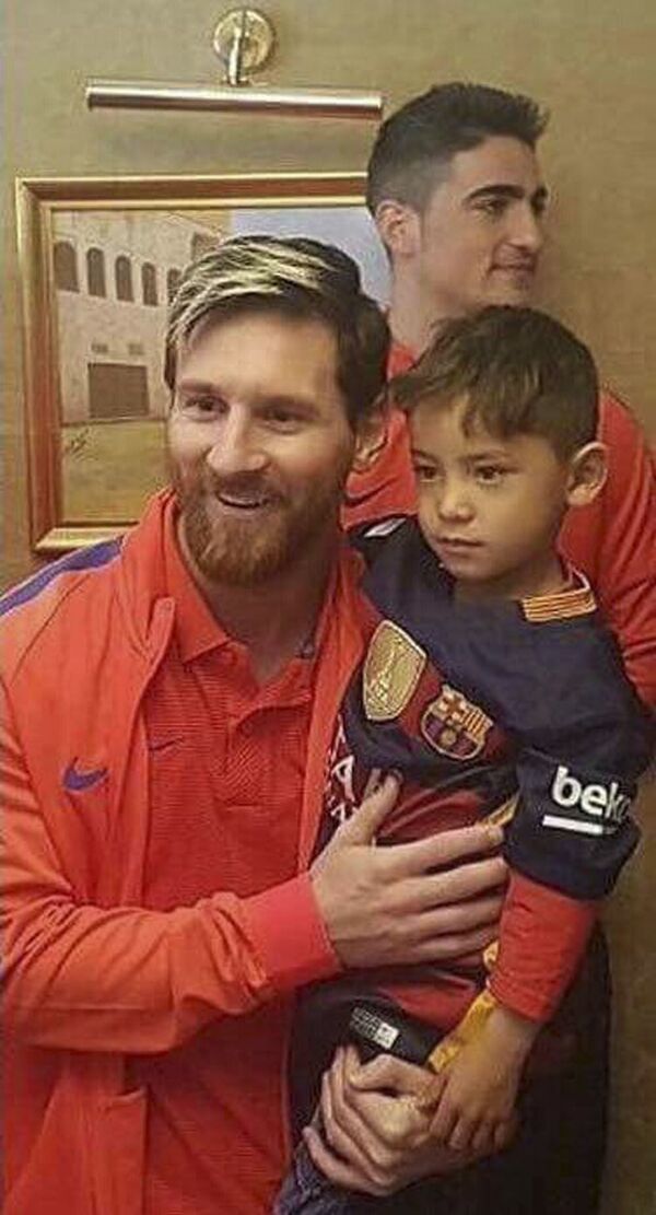 Афганский мальчик Муртаза Ахмади и Лионель Месси Афганский мальчик Муртаза Ахмади и Лионель Месси - Sputnik Узбекистан