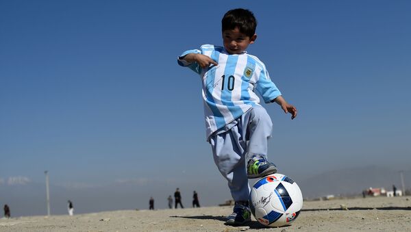 5-летний афганский мальчик Муртаза Ахмади с футбольным мячом - Sputnik Узбекистан