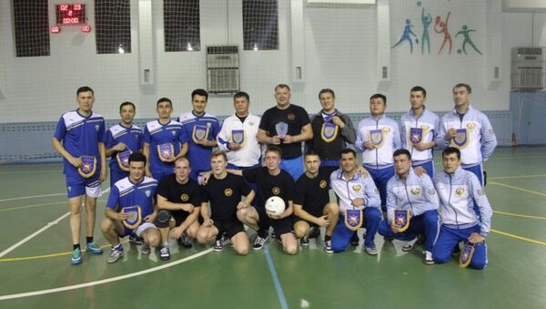 МЧС Узбекистана и Беларуси провели товарищеский матч по футболу - Sputnik Узбекистан