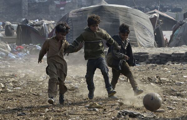 Дети играют в футбол в трущобах Лахора, Пакистан - Sputnik Узбекистан