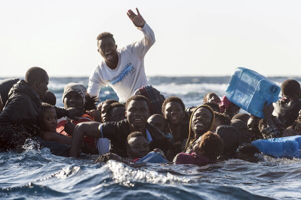Мигранты зовут на помощь в Средиземном море - Sputnik Узбекистан