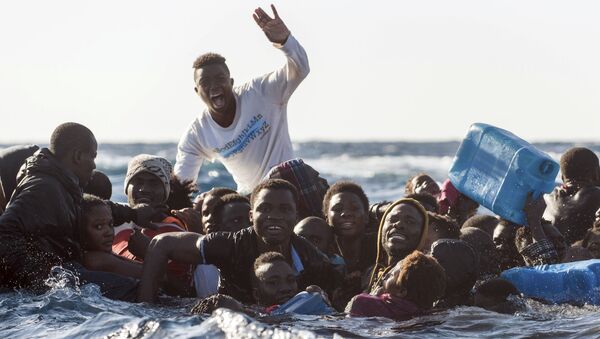 Мигранты зовут на помощь в Средиземном море - Sputnik Узбекистан