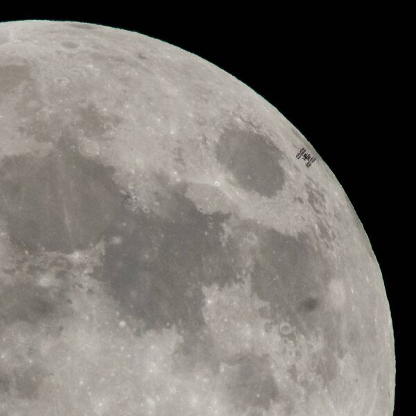 Международная космическая станция пролетает мимо Луны во время полнолуния - Sputnik Узбекистан