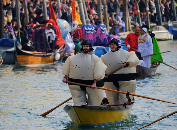 Венецианцы в костюмах в лодке на Гранд-канале во время карнавала в Венеции - Sputnik Узбекистан