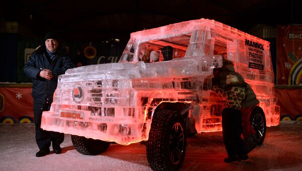 Ледяной Гелендваген, созданный авторами Youtube-канала Гараж 54 из автомобиля УАЗ и шести тонн льда, в Центральном парке Новосибирска - Sputnik Узбекистан
