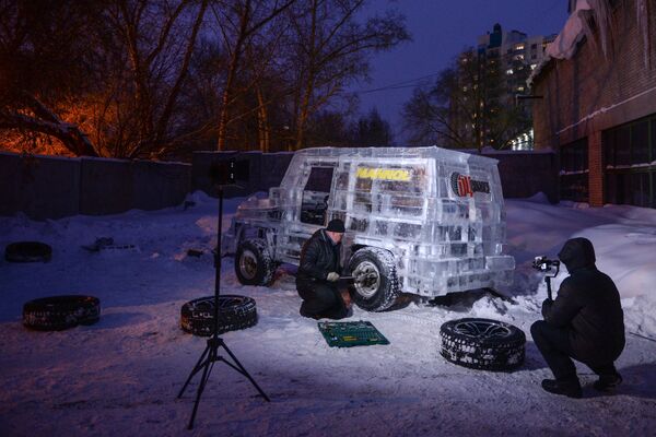 Авторы Youtube-канала Гараж 54 готовят к выезду ледяной Гелендваген, созданный из автомобиля УАЗ и шесть тонн льда, в Новосибирске - Sputnik Узбекистан