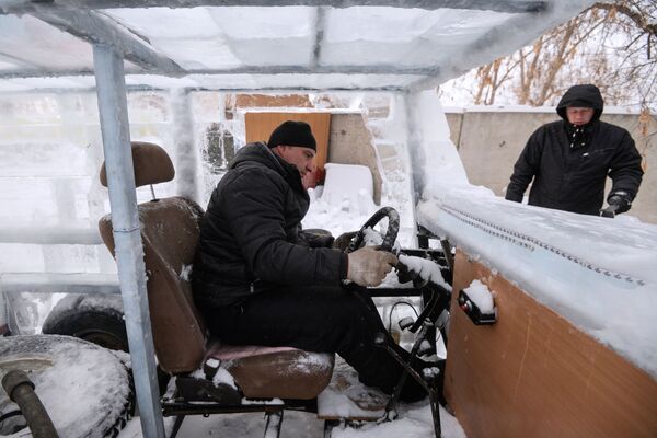 Авторы Youtube-канала Гараж 54 готовят к выезду ледяной Гелендваген, созданный из автомобиля УАЗ и шесть тонн льда - Sputnik Узбекистан