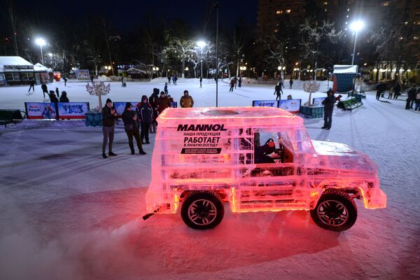 Ледяной Гелендваген, созданный авторами Youtube-канала Гараж 54 из автомобиля УАЗ и шести тонн льда, в Центральном парке Новосибирска - Sputnik Узбекистан