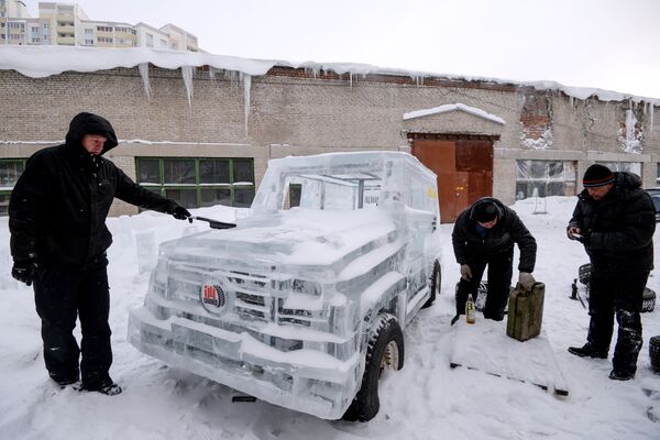 Авторы Youtube-канала Гараж 54 готовят к выезду ледяной Гелендваген, созданный из автомобиля УАЗ и шесть тонн льда, в Новосибирске - Sputnik Узбекистан