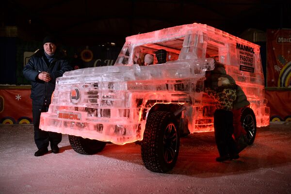 Ледяной Гелендваген, созданный авторами Youtube-канала Гараж 54 из автомобиля УАЗ и шести тонн льда в Центральном парке Новосибирска - Sputnik Узбекистан