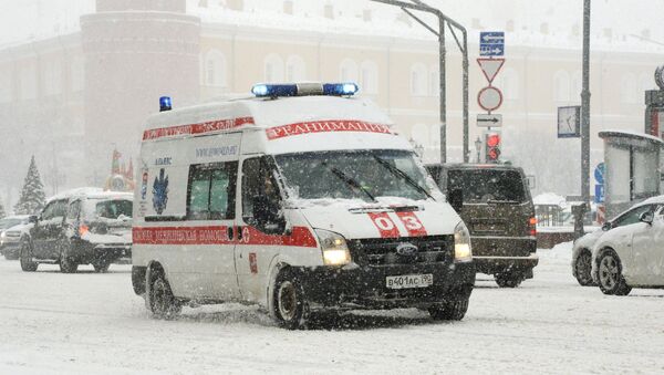 Машина реанимации во время снегопада на Тверской улице в Москве - Sputnik Ўзбекистон