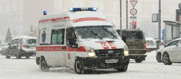 Машина реанимации во время снегопада на Тверской улице в Москве Машина реанимации во время снегопада на Тверской улице в Москве - Sputnik Ўзбекистон