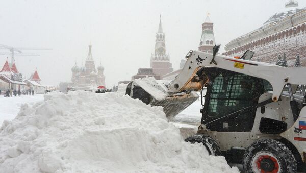 Снегоуборочная техника коммунальных служб во время уборки последствий снегопада на Красной площади в Москве - Sputnik Узбекистан