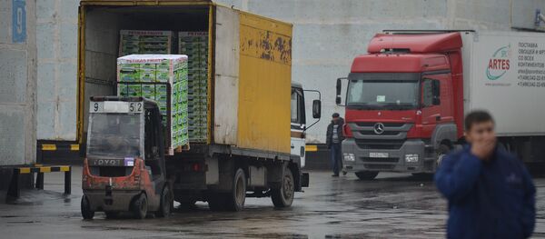 Погрузка товара в автомобиль на продуктовой базе - Sputnik Ўзбекистон