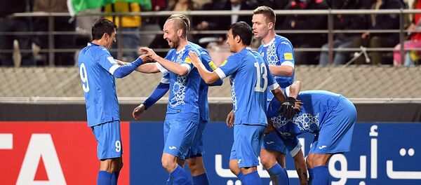 Игроки сборной Узбекистана по футболу во время матча - Sputnik Узбекистан