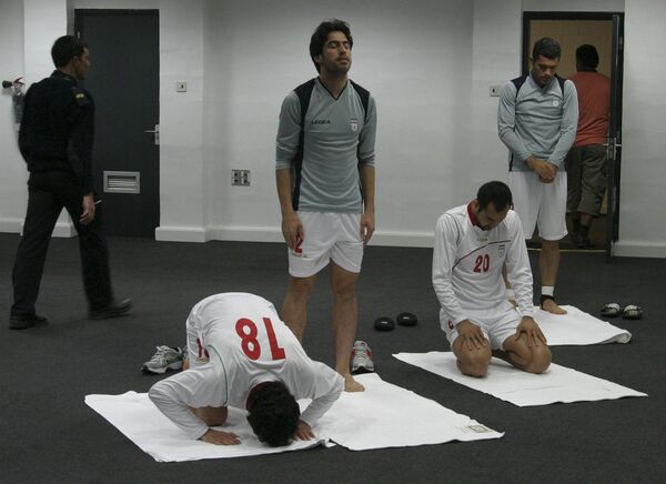 Иранские футболисты рассчитывают на собственные силы и помощь Всевышнего. 2011 год – товарищеский матч сборных России и Ирана.   - Sputnik Узбекистан