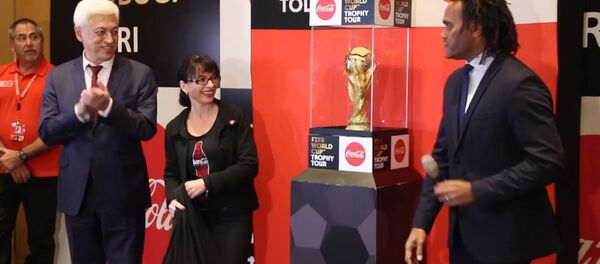 Недосягаемый трофей: как в Узбекистан впервые привезли Кубок мира по футболу - Sputnik Узбекистан