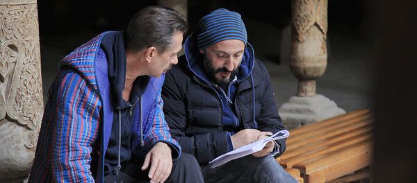 Кинорежиссер Карен Оганесян с актером Владимиром Машковым во время съемок фильма Медное солнце - Sputnik Узбекистан