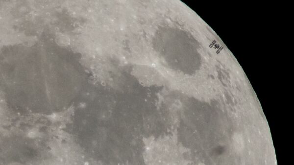 МКС на фоне Луны  - Sputnik Узбекистан