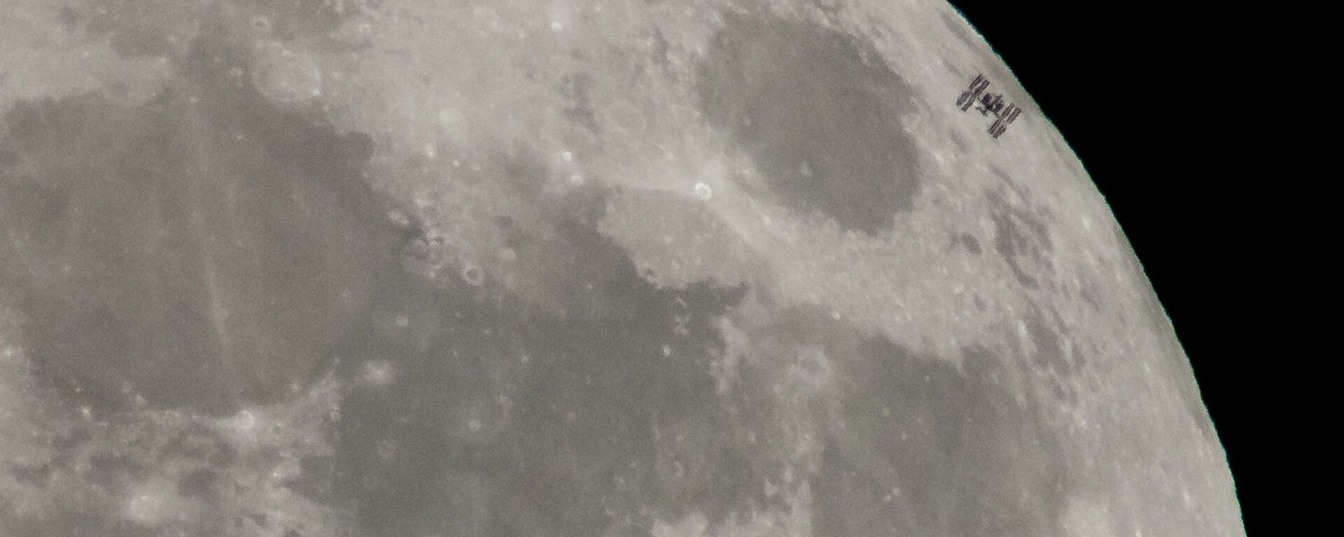 МКС на фоне Луны  - Sputnik Узбекистан, 1920, 21.08.2018