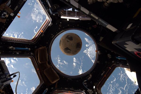 Футбольный мяч на борту МКС - Sputnik Узбекистан