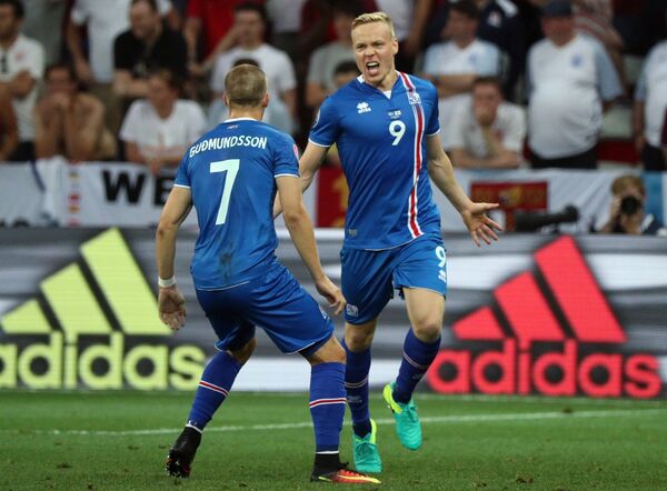 Нападающий сборной Исландии Колбейнн Сигторссон отмечает взятие ворот сборной Англии, ставшее для Наших парней победным. Нападающий сборной Исландии Колбейнн Сигторссон отмечает взятие ворот сборной Англии, ставшее для Наших парней победным. - Sputnik Узбекистан