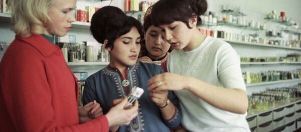 Ашхобод шаҳрида янги савдо мажмуасида. 1968 йил. Ашхобод шаҳрида янги савдо мажмуасида. 1968 йил. - Sputnik Ўзбекистон