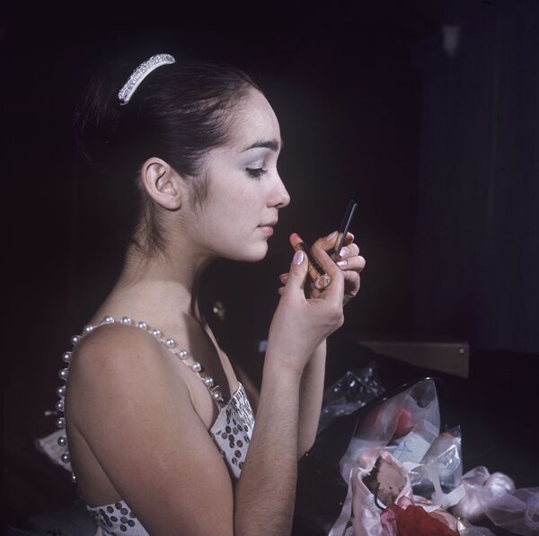 Балерина Гюзель Апанаева наносит макияж, 1970 год - Sputnik Узбекистан