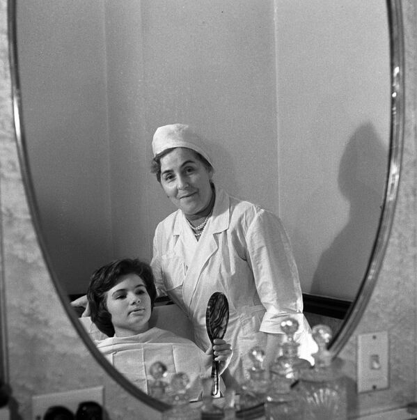 Салон-парикмахерская в гостинице Украина: мастер-косметолог и клиентка, 1963 год - Sputnik Узбекистан